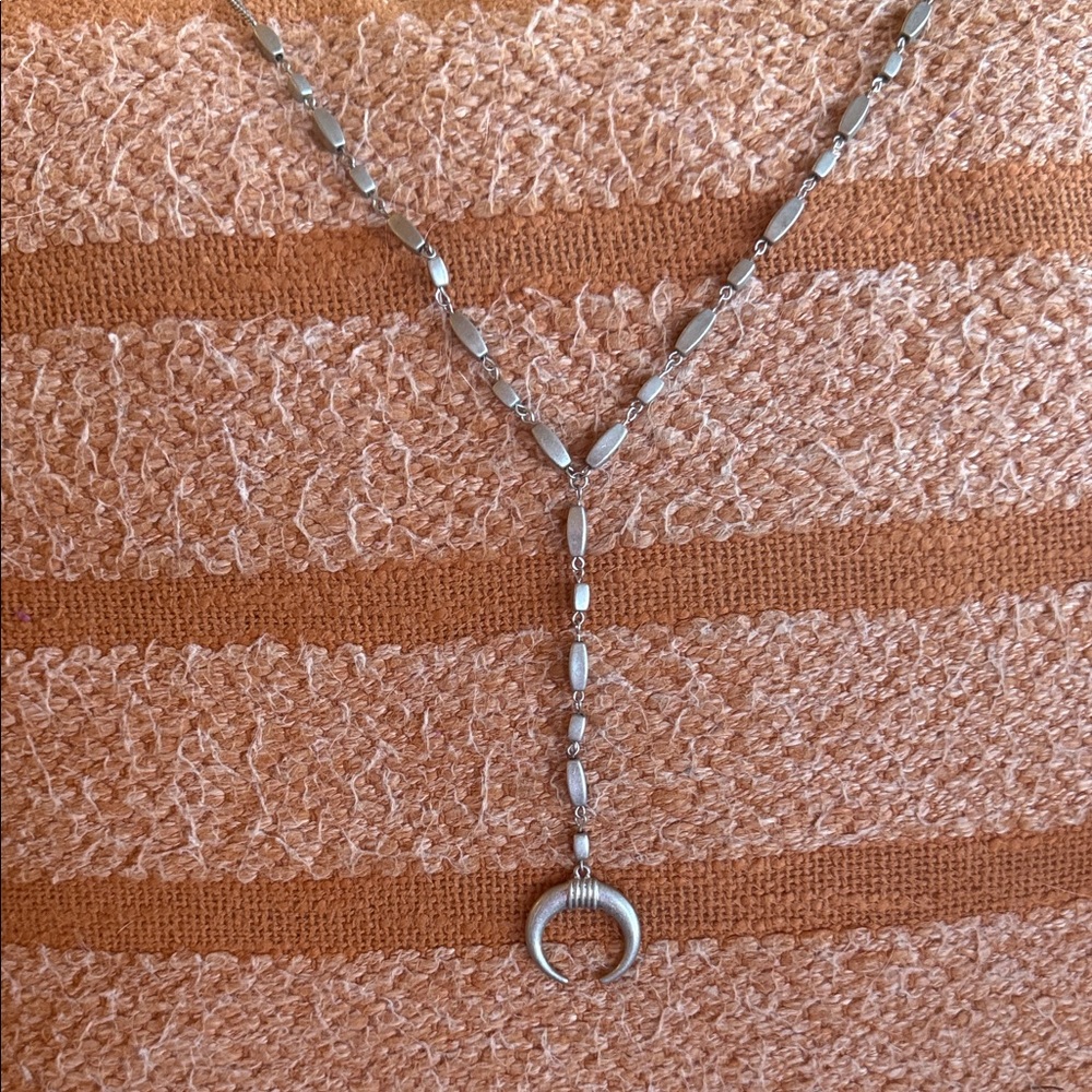 Chic Silver Necklace with Crescent Charm